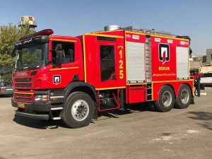 تصاویر؛ کودک بازیگوش میان دو ساختمان گرفتار شد