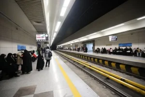 مشاور پلیس مترو، دختر 19 ساله را از خودکشی منصرف کرد
