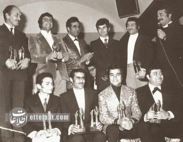 همایون در عکس یادگاری برندگان دومین دوره جایزه سپاس ۱۳۴۹ همایون؛ کمدینی که عاشق صحنه تئاتر بود +تصاویر