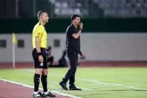 نگاه زیرچشمی سرمربی آلومینیوم به داور جنجالی شد!