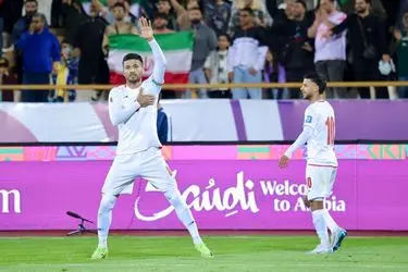 همبازیان محبی علیه او در ورزشگاه ولگوگراد