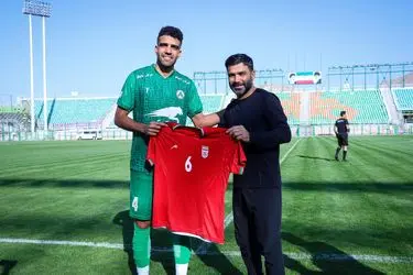 پیراهن تیم ملی به بازیکن بااخلاق ذوب‌آهن اهدا شد