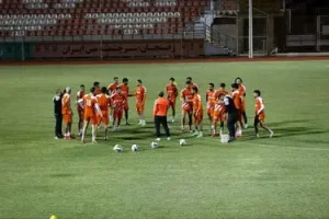 خطیبی باز هم مس را از روی سکو هدایت می‌کند!