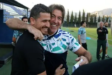 وریا مقابل آلومینیوم روی نیمکت استقلال مینشیند