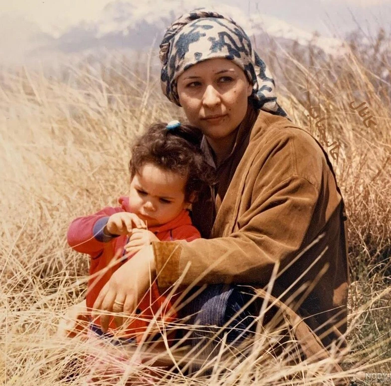 ژست جالب آزیتا حاجیان در اوج جوانی و زیبایی در مزرعه+ عکس ژست جالب آزیتا حاجیان در اوج جوانی و زیبایی در مزرعه+ عکس