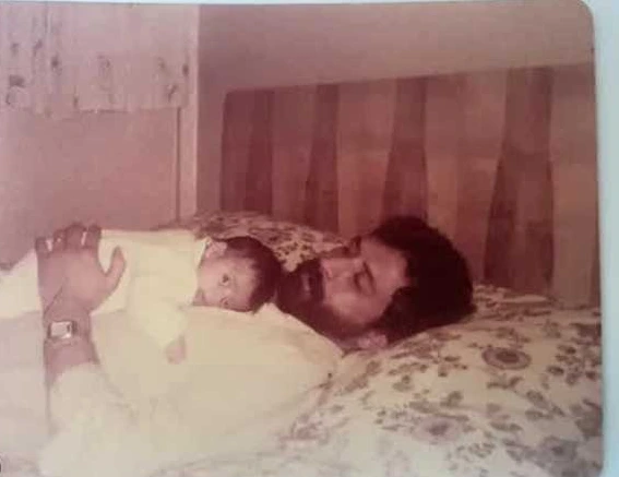 عکس عاشقانه عبدالرضا اکبری و پسرش در اوایل پدر شدن