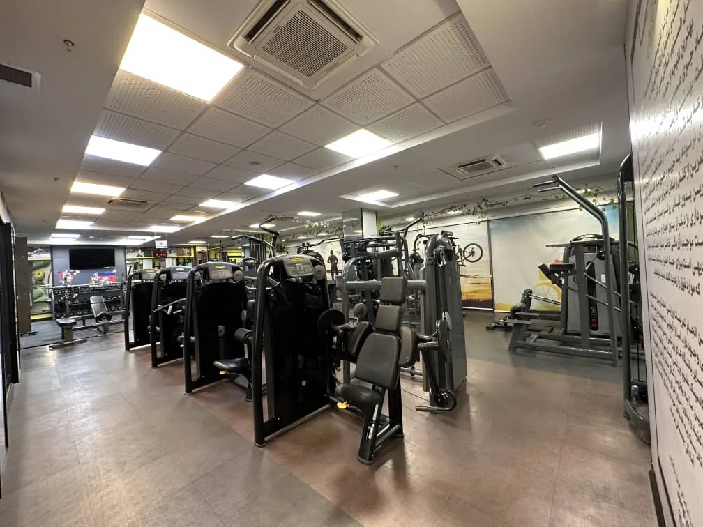 باشگاه دکتر ورزش در مرکز تهران خیابان آزادی نزدیک انقلاب واقع شده است.