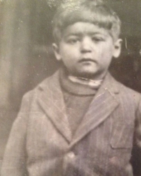 تیپ غیرقابل باور رضا رویگری در کلاس اول دبستان+ عکس تیپ غیرقابل باور رضا رویگری در کلاس اول دبستان+ عکس