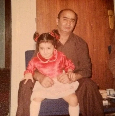 عکس زیرخاکی از کودکی شبنم قلی خانی در آغوش پدرش عکس زیرخاکی از کودکی شبنم قلی خانی در آغوش پدرش