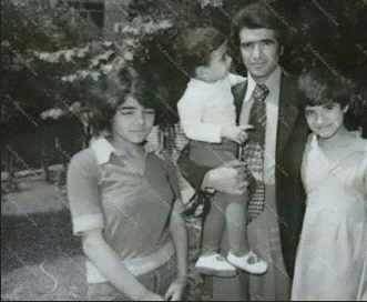 استیل جذاب و مد روز قبل انقلابی استاد شجریان در کنار خانوادهاش/ تصویر استیل جذاب و مد روز قبل انقلابی استاد شجریان در کنار خانوادهاش/ تصویر