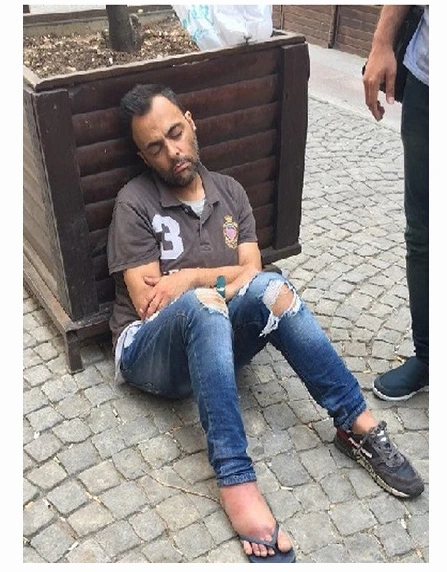 عکسی شکار شده از شهرام کاشانی در آخر عمر وقتی کارتن خواب شده بود+ عکس عکسی شکار شده از شهرام کاشانی در آخر عمر وقتی کارتن خواب شده بود+ عکس