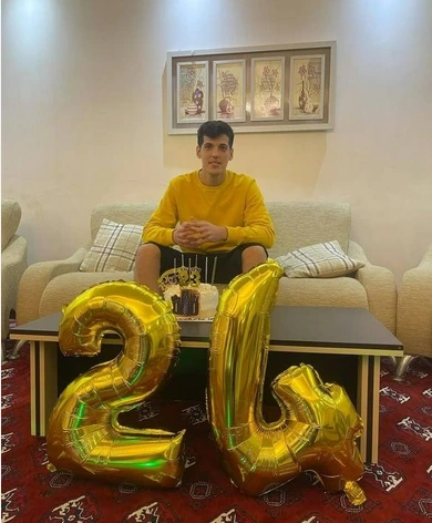 عکس غم انگیز صابر کاظمی در جشن تولد 24 سالگی اش عکس غم انگیز صابر کاظمی در جشن تولد 24 سالگی اش