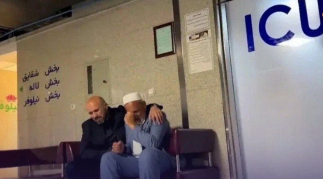 عکسی تلخ از ضجه زدنهای پدر پیر صابر کاظمی در وسط بیمارستان عکسی تلخ از ضجه زدنهای پدر پیر صابر کاظمی در وسط بیمارستان