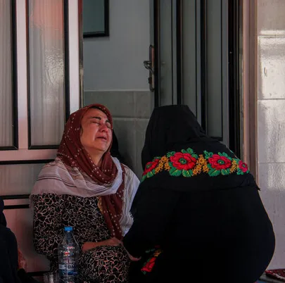 عکسی جگرسوز از مادر صابر کاظمی در حال سوگواری عکسی جگرسوز از مادر صابر کاظمی در حال سوگواری