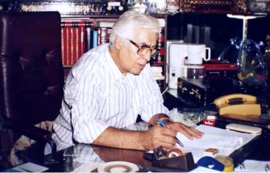 عکس/ فردین در حال حساب و کتاب در مغازه فرش‌فروشی‌اش؛ دهه ۷۰