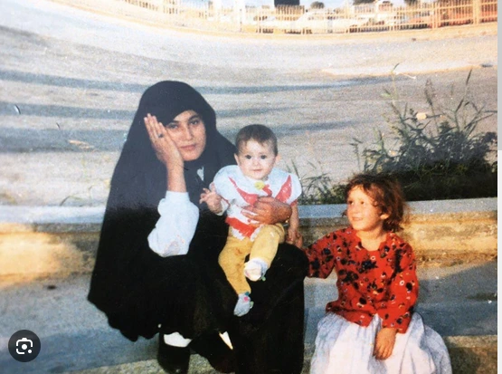 در گذر زمان؛ عکس کودکی فرشته حسینی در آغوش مادرش در گذر زمان؛ عکس کودکی فرشته حسینی در آغوش مادرش