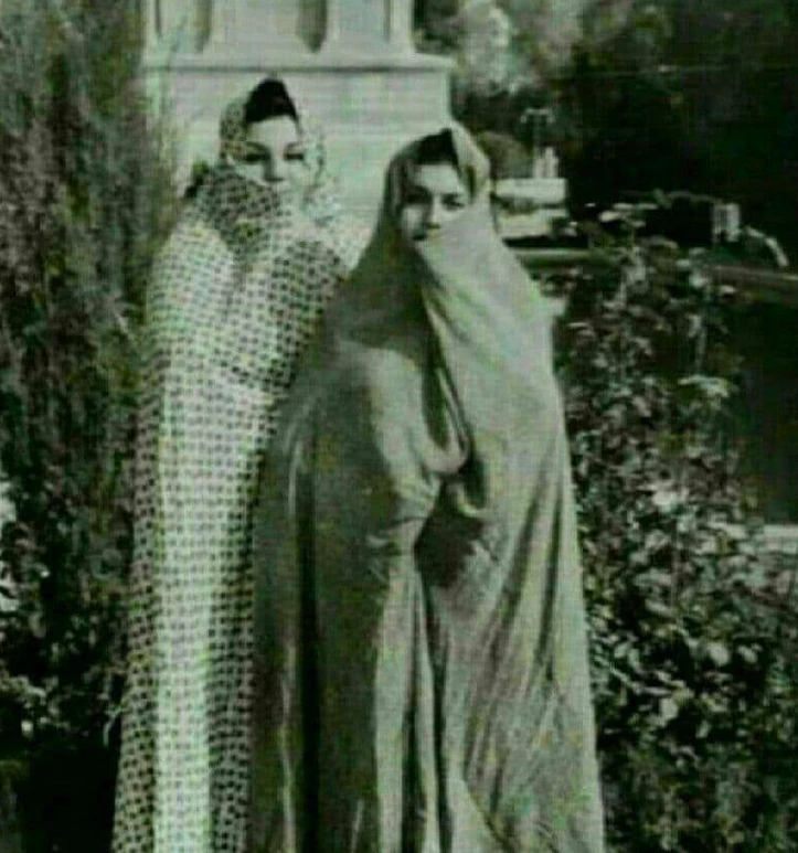 چهره متفاوت هایده و مهستی وقتی در ایران چادری بودند+ عکس