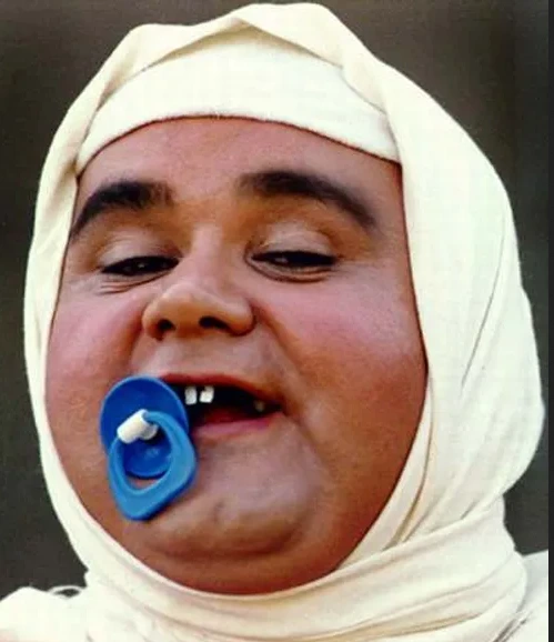 تصویری خنده دار از اکبر عبدی زمانی که پستانکی بود+ عکس