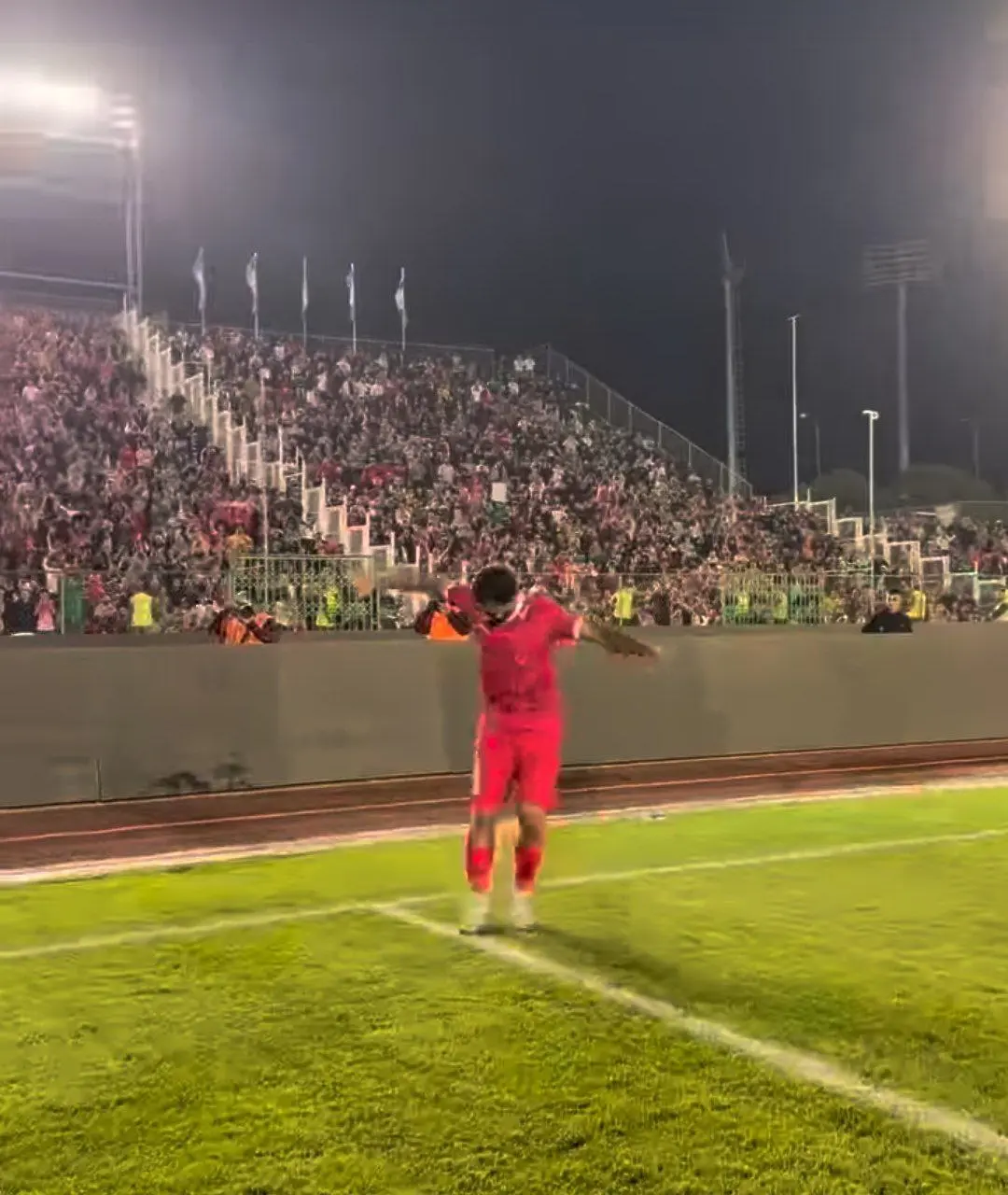 یزله کنعانی مقابل سکوهای پرسپولیس (عکس) یزله کنعانی مقابل سکوهای پرسپولیس (عکس)