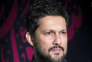 پریدن حامد بهداد روی میز در نشست خبری!+ عکس