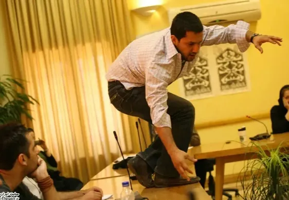 پریدن حامد بهداد روی میز در نشست خبری!+ عکس