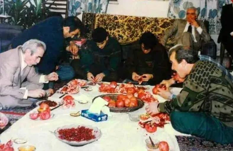 سفر در زمان؛ «محمدضا و همایون شجریان» در مراسم انارخوران؛ دهه 70 سفر در زمان؛ «محمدضا و همایون شجریان» در مراسم انارخوران؛ دهه 70