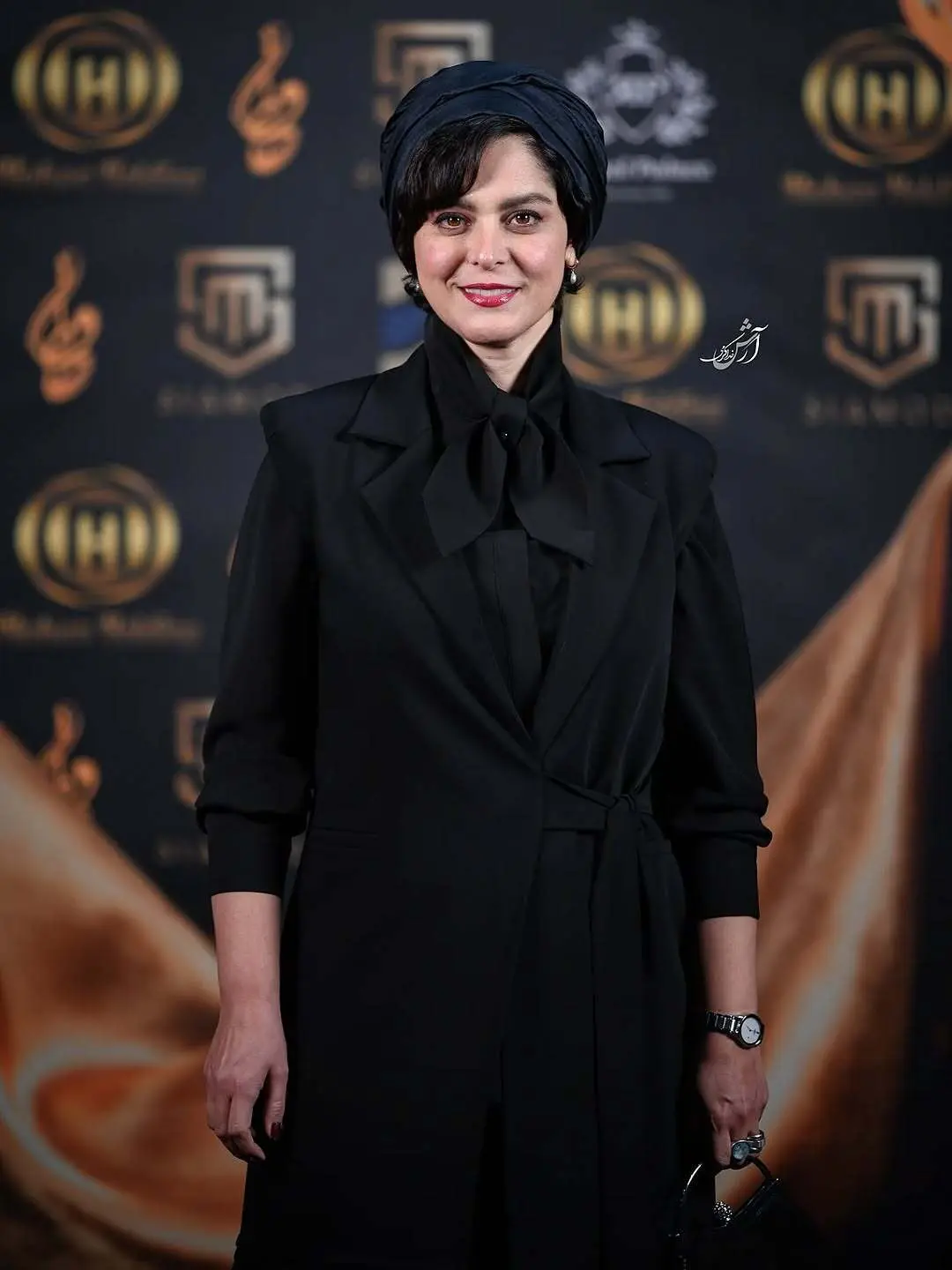 استایل کلاسیک غزل شاکری؛ ترکیب هوشمندانه توربان و پیراهن گره&zwnj;دار