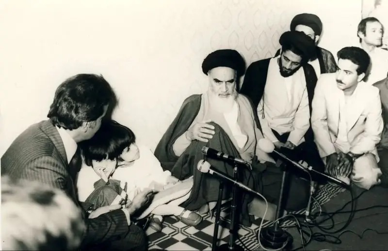 عکس| سفر در زمان؛ «لاله و لادن 6 ساله» در کنار امام خمینی؛ سال 1358 عکس| سفر در زمان؛ «لاله و لادن 6 ساله» در کنار امام خمینی؛ سال 1358