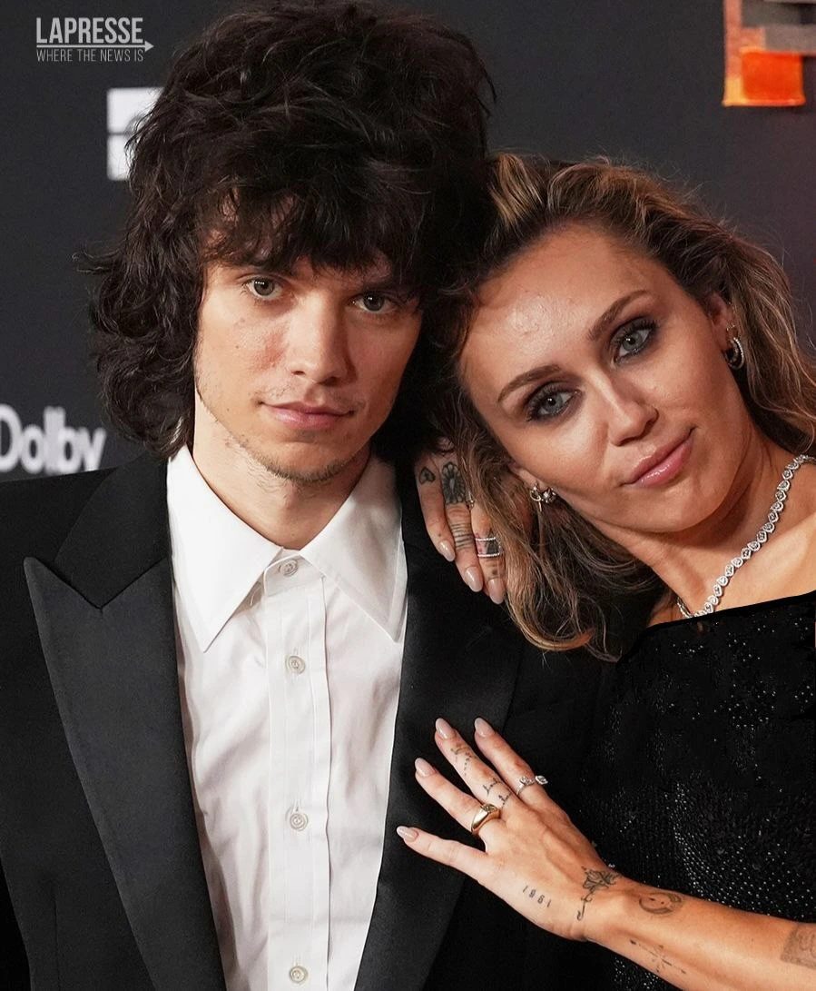 خانم بازیگر مشهور با پسر 6 سال کوچکتر نامزد کرد