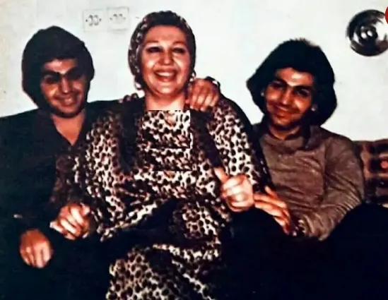 «هایده» در میان پسران اش کامران و کیوان، اوایل دهه ۶۰