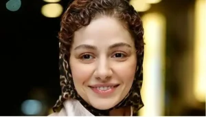 تغییر استایل جذاب مهتاب ثروتی؛ استفاده از درخت موز در استایل جدیدش+ عکس