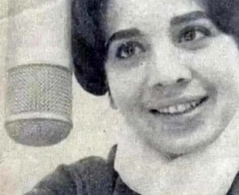 سفر زمان؛ چهرۀ «شمسی فضلاللهی» در جوانی در حال گویندگی در رادیو سفر زمان؛ چهرۀ «شمسی فضلاللهی» در جوانی در حال گویندگی در رادیو