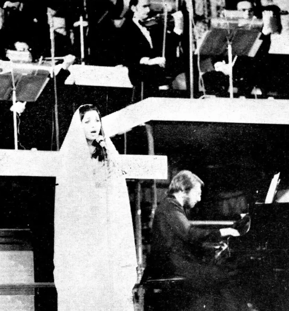 &nbsp;گوگوشِ محجبه در حال اجرا در پاریس در ۲۰ سالگی!