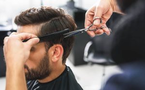 عجیب و غریب؛ مشتری ناراضی سر آرایشگرش را تراشید!