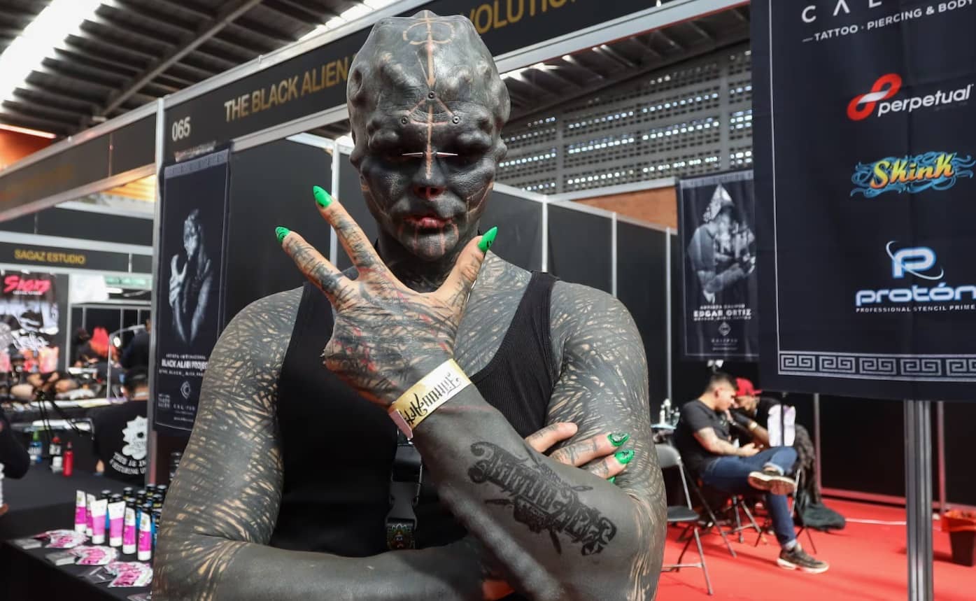 عجیب و غریب؛ مرد فرانسوی خود را شبیه به یک هیولای ترسناک کرده!