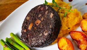 پودینگ خون، صبحانه مورد علاقه انگلیسیها چگونه تهیه میشود/ فیلم