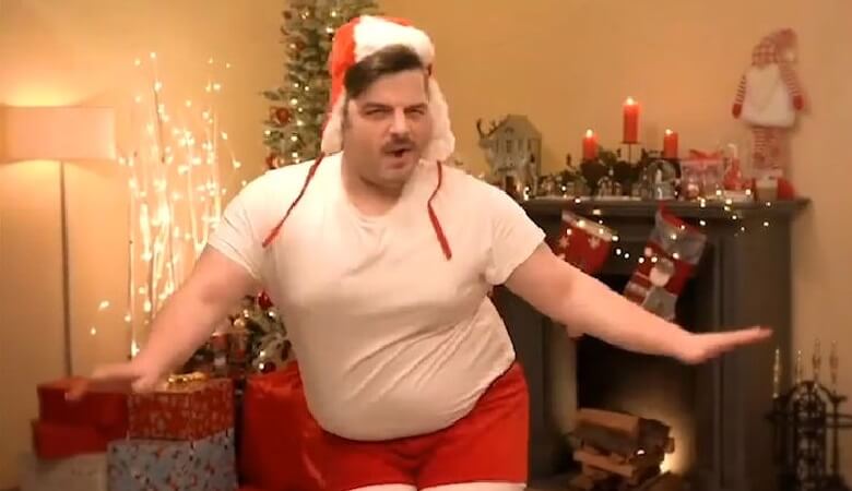 ویدئو/ رقص مسخره و عجیب سام درخشانی با شلوارک تنگ و کوتاه!