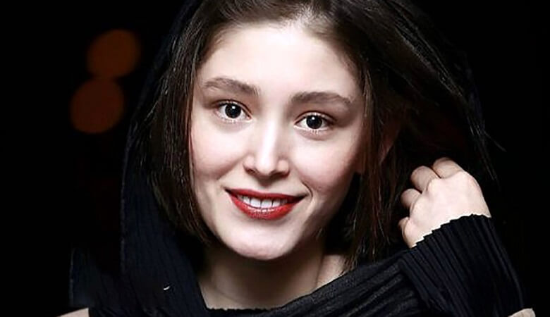 عکس خودمانی فرشته حسینی کف زمین با لباس خانگی!