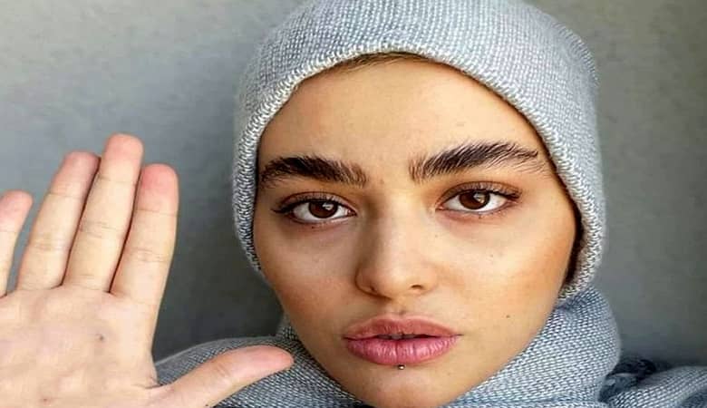 ویدیو/ خودنمایی زننده ریحانه پارسا با سیگار برگ در خیابان های استانبول