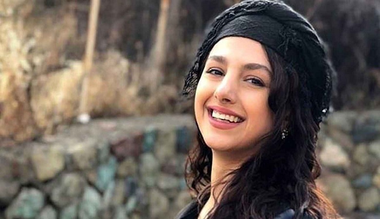 عکس لو رفته از بدحجابی “جوانه دلشاد” در صحنه تئاتر/ تصویر