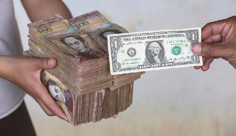 ویدئوی تکان دهنده از وضعیت پول ونزوئلا و اسکناسها در کف خیابان