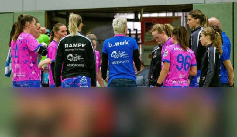 چشم چرانی از بانوان هندبالیست با دوربین مخفی در رختکن!