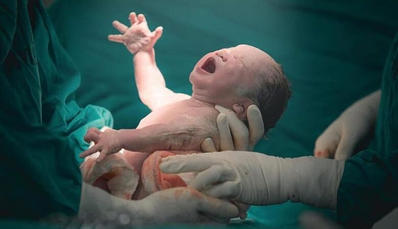 ویدئو/ لحظه هیجان‌انگیز تولد نوزاد در میان برف و بوران