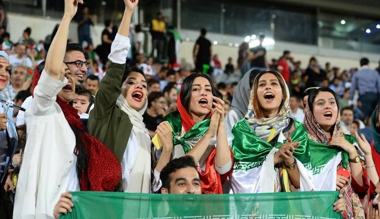 چند زن بدون بلیط وارد ورزشگاه آزادی شدند!