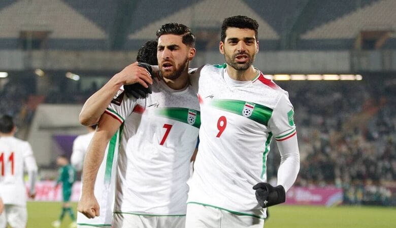 وقتی مهدی طارمی با لباس عزا شادی را به مردم هدیه می‌دهد