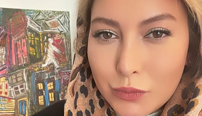 عکس/ فریبا نادری با لباس هاوایی کنار دریا