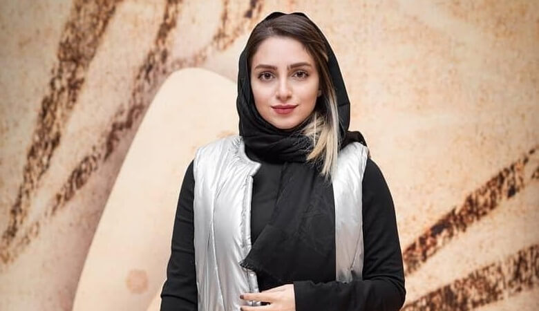 عکس جذابی از خانم بازیگر با سرپوش و موهای بلوند