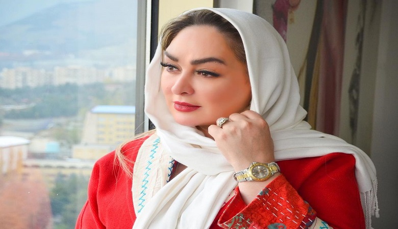 ژست پولداری “الهام حمیدی” با دسته گل چند میلیونی اش/ عکس