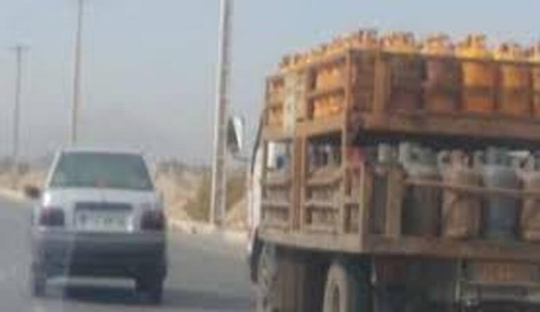 ویدئو/ جوان‌های مردم آزار در زاهدان کامیون حمل کپسول گاز را چپ کردند!