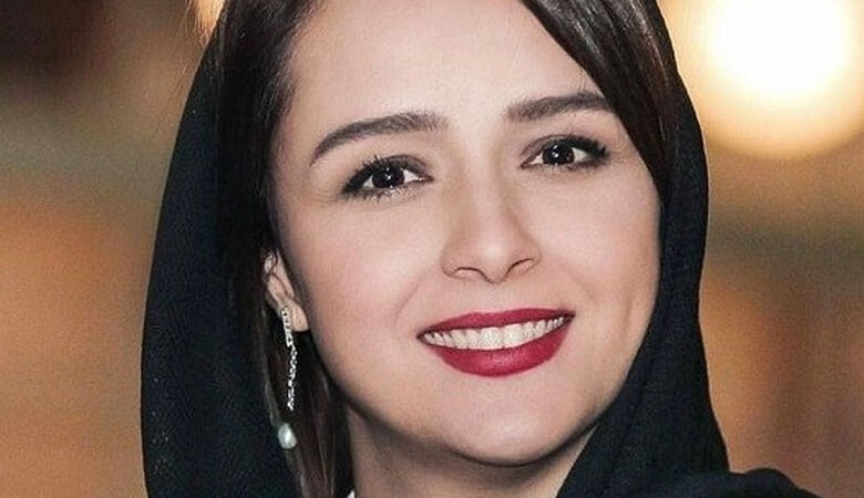 عکس/ ترانه علیدوستی در راه مهناز افشار؛ با حجاب نیم بند در خیابان!